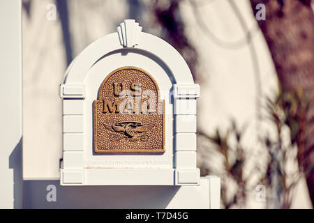 Bodrum, Türkei - Januar, 2019: Weiß Holz- US-Mailbox mit Metall relief Adler symbol auf den Vorgarten eines Hauses. Stockfoto