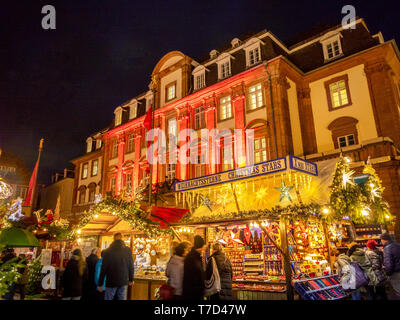 Weihnachtsmarkt auf dem Marktplatz in Heidelberg, Deutschland Stockfoto