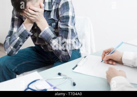 Ein männlicher Patient berät sich mit einem Arzt über Prostata Krebs oder eine andere Krankheit. Stockfoto