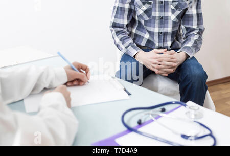 Ein männlicher Patient berät sich mit einem Arzt über Prostata Krebs oder eine andere Krankheit. Stockfoto