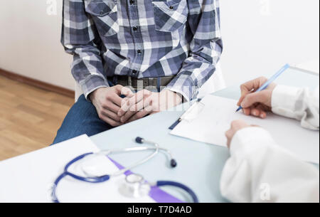 Ein männlicher Patient berät sich mit einem Arzt über Prostata Krebs oder eine andere Krankheit. Stockfoto