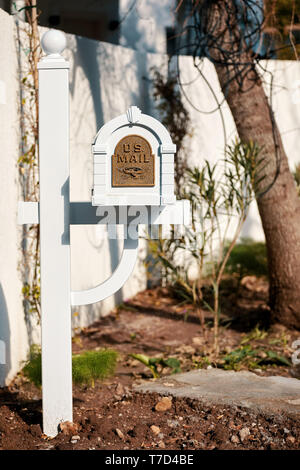 Bodrum, Türkei - Januar, 2019: Weiß Holz- US-Mailbox mit Metall relief Adler symbol auf den Vorgarten eines Hauses. Stockfoto