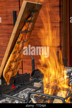 Geflammt Lachs auf dem Weihnachtsmarkt in Heidelberg, Deutschland Stockfoto