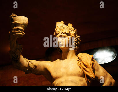 Statue von Bacchus, der römische Gott des Weines in der Rothschild Weinkeller bei Wadesdon Manor, Aylesbury Vale, Buckinghamshire, England Stockfoto