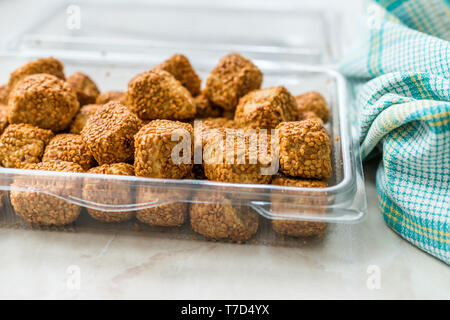 Türkische salzige Bäckerei Bagel Kugeln Kahke Simit mit Sesam/gesalzene Snacks in Kunststoff WM-Paket oder Container. Traditionelle Speisen. Stockfoto