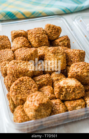 Türkische salzige Bäckerei Bagel Kugeln Kahke Simit mit Sesam/gesalzene Snacks in Kunststoff WM-Paket oder Container. Traditionelle Speisen. Stockfoto
