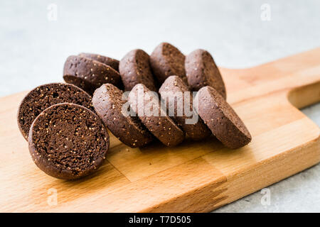 Mohn Cookies mit Kakao Schokolade auf Holzbrett. Ökologische Lebensmittel. Stockfoto