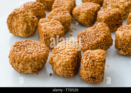 Türkische salzige Bäckerei Bagel Kugeln Kahke Simit mit Sesam/gesalzene Snacks. Traditionelle Snacks. Stockfoto