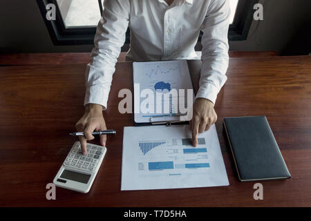 Unternehmer kalkulieren Investitionen Erweiterung business, Geld sparen. Finanzen Konzept. Stockfoto