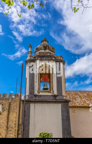 Obidos/Leiria/Portugal - 04 04 2019 - Blick auf eine katholische Kirche Turm auf mittelalterlichen Dorf in der Festung und Luso römischen Schloss von Óbidos, in Stockfoto