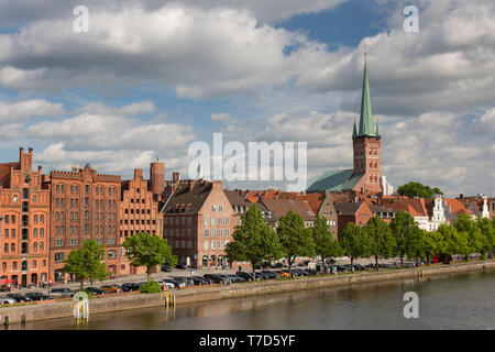 St. Petri Kirche/Petrikirche und historischen Häusern entlang der Trave in der Hansestadt Lübeck, Schleswig-Holstein, Deutschland Stockfoto