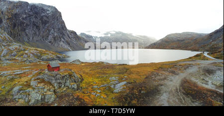Panorama auf den See Djupvatnet auf der Straße Dalsnibba in Norwegen montieren Stockfoto