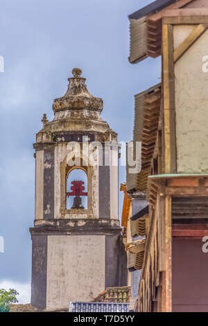 Obidos/Leiria/Portugal - 04 04 2019 - Blick auf eine katholische Kirche Turm auf mittelalterlichen Dorf in der Festung und Luso römischen Schloss von Óbidos, in Stockfoto