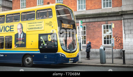 Dublin, Irland - 11. Februar 2019: Typische bus reisen Dublin Street an einem Wintertag Stockfoto