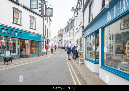 Keswick Cumbria UK 15 April 2019 Touristen und Käufer in Keswick Stadtzentrum Stockfoto