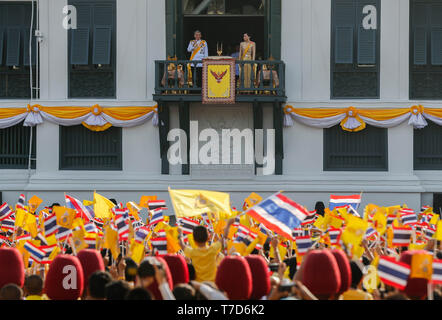 Thailands König Maha Vajiralongkorn Bodindradebayavarangkun und Königin Suthida erscheinen auf dem Balkon der Suddhaisavarya Prasad Halle des Grand Palace während einer öffentlichen Publikum am letzten Tag seiner Königskrönung in Bangkok. Stockfoto