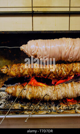 Berühmte Türkische Lebensmittel kokorech werden auf dem Grill zubereitet Stockfoto