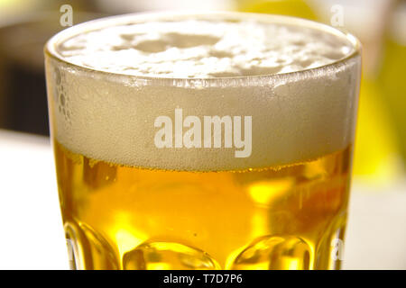 Frisches kühles Bier mit Schaum im Glas. Stockfoto