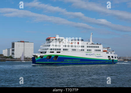 Wightlinks neue Hybrid Energie Schiff Victoria von Wight Portsmouth Harbour verlassen. Stockfoto