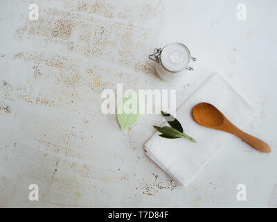 Hausgemachte DIY vegan Deodorant in einem Glas mit Zutaten auf der Seite nach einer Plastik freie und null Abfall Lebensstil, auf einem weißen Hintergrund. Stockfoto