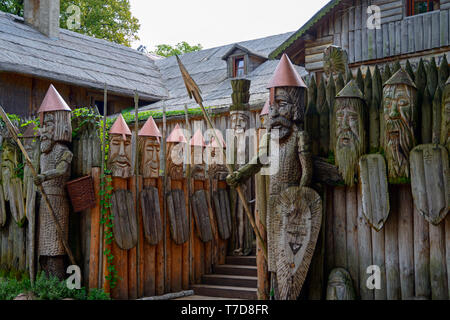 Holzfiguren, Galindia, See Beldany, Iznota, Ruciane-Nida, Ermland Masuren, Polen Stockfoto