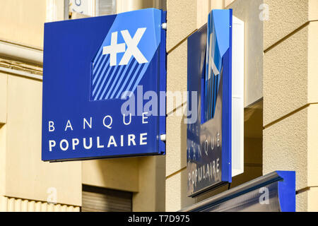 CANNES, Frankreich - April 2019: Zeichen außerhalb der Filiale der Banque Populaire in Cannes. Stockfoto