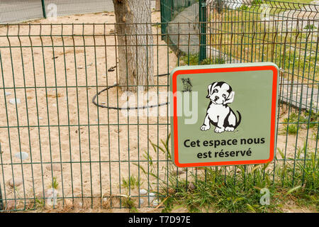 SAN RAPHAEL, Frankreich - April 2019: Zeichen auf einem sandigen eingezäunt, an der Promenade von San Raphael reserviert für Hunde auf die Toilette zu gehen. Stockfoto