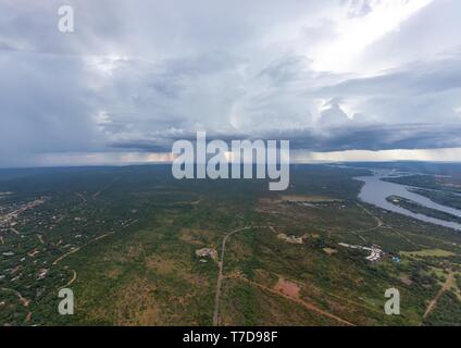 Luftbild des Sambesi Fluss kurz vor dem berühmten Victoria Falls in Simbabwe Stockfoto