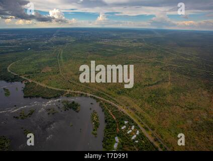 Luftbild des Sambesi Fluss kurz vor dem berühmten Victoria Falls in Simbabwe Stockfoto