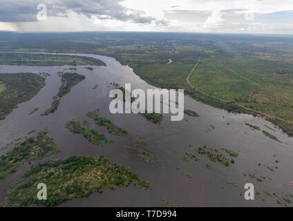 Luftbild des Sambesi Fluss kurz vor dem berühmten Victoria Falls in Simbabwe Stockfoto