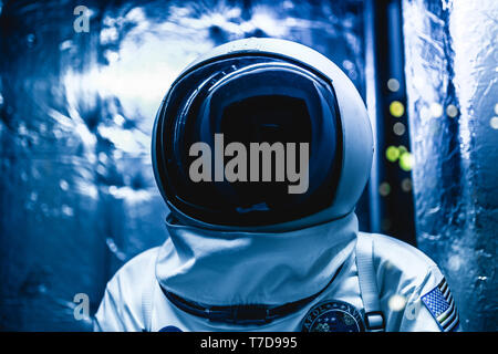 Kosmonaut in einem Raumanzug bereit, in den Weltraum zu gehen Stockfoto
