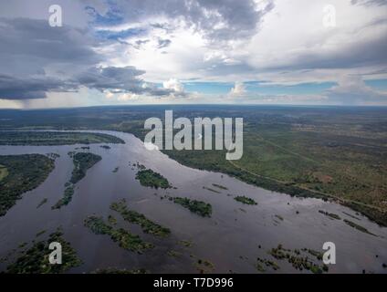 Luftbild des Sambesi Fluss kurz vor dem berühmten Victoria Falls in Simbabwe Stockfoto