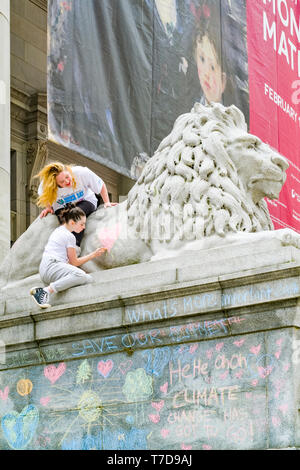 Teens machen Kreidezeichnung, Sustainabiliteens Climate Strike. Um gegen mangelnde Maßnahmen gegen den Klimawandel zu protestieren, Vancouver Art Gallery, Vancouver, BC Stockfoto