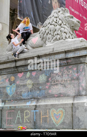 Teens machen Kreidezeichnung, Sustainabiliteens Climate Strike. Um gegen mangelnde Maßnahmen gegen den Klimawandel zu protestieren, Vancouver Art Gallery, Vancouver, BC Stockfoto