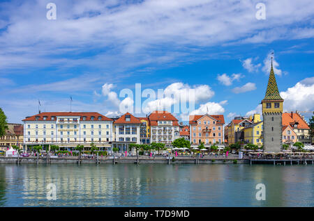 Waterfront mit mangturm Tower in der historischen Altstadt von Lindau im Bodensee, Bayern, Deutschland, Europa. Stockfoto