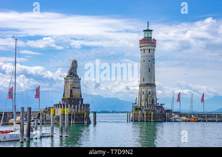 Lindau im Bodensee, Bayern, Deutschland, Europa - Blick auf den Hafen Eingang mit dem Bayerischen Löwen und dem Leuchtturm. Stockfoto