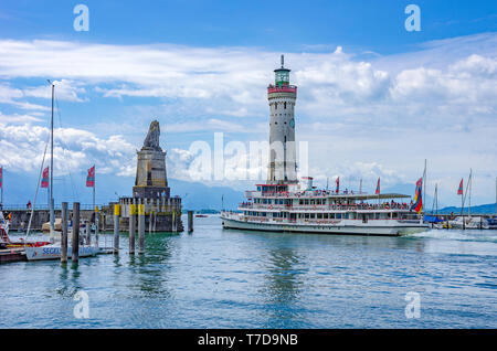 Lindau im Bodensee, Bayern, Deutschland, Europa - Die exkursion Dampfgarer baden fährt und navigiert durch die Hafeneinfahrt. Stockfoto