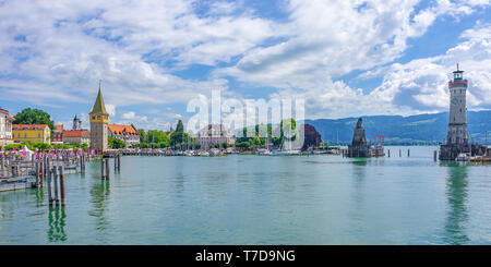 Panoramablick über das Becken auf die Hafeneinfahrt mit dem Leuchtturm und dem Bayerischen Löwen, Lindau im Bodensee, Bayern, Deutschland flankiert. Stockfoto