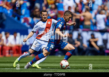 VALENCIA, Spanien - Mai 04: Enis Bardhi (R) der Levante UD konkurriert für die Kugel mit Tito von Rayo Vallecano de Madrid während der Liga Match zwischen Levante UD und Rayo Vallecano de Madrid im Ciutat de Valencia am 4. Mai 2019 in Valencia, Spanien. (Foto von David Aliaga/MB Medien) Stockfoto