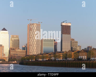 Isle of Dogs Halbinsel und die Docklands Canary Wharf area bei Sonnenuntergang. Neue Wohn- und Bürogebäude Wolkenkratzer. Stockfoto