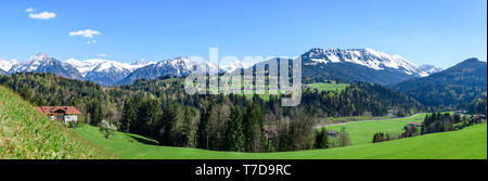 Frühling im oberen Allgäu in der Nähe von Tiefenbach Stockfoto