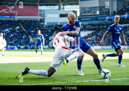 CARDIFF, WALES - Mai 04: Wilfried Zaha von Crystal Palace und Aron Gunnarsson Cardiff City in der Premier League Match zwischen Cardiff City und Crystal Palace in Cardiff City Stadium am 4. Mai 2019 in Cardiff, Vereinigtes Königreich. (Foto von Sebastian Frej/MB Medien) Stockfoto