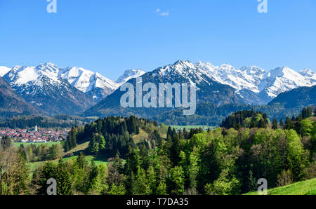 Oberstdorf in den Allgäuer Alpen - Berge mit Schnee im Frühjahr gedeckt Stockfoto