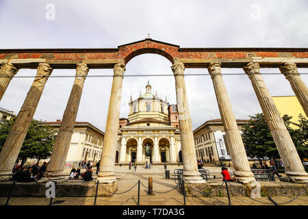 Der Blick auf die Basilika von San Lorenzo Maggiore und "Colonne di San Lorenzo" in Mailand, Lombardei, Italien. Stockfoto