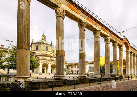 Der Blick auf die Basilika von San Lorenzo Maggiore und "Colonne di San Lorenzo" in Mailand, Lombardei, Italien. Stockfoto