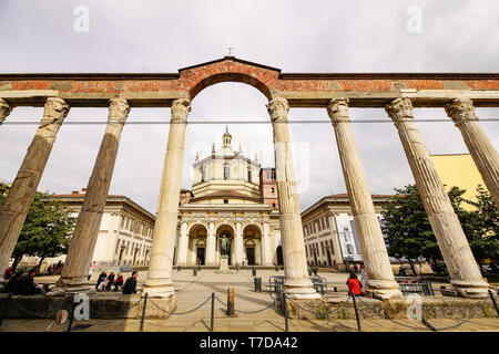 Der Blick auf die Basilika von San Lorenzo Maggiore und "Colonne di San Lorenzo" in Mailand, Lombardei, Italien. Stockfoto