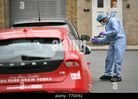 Forensische Ermittler auf die Szene im Südosten von London, wo ein 18-jähriger Mann zu Tode auf Sonntag Nacht erstochen wurde. Stockfoto