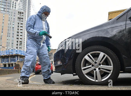 Forensische Ermittler auf die Szene im Südosten von London, wo ein 18-jähriger Mann zu Tode auf Sonntag Nacht erstochen wurde. Stockfoto