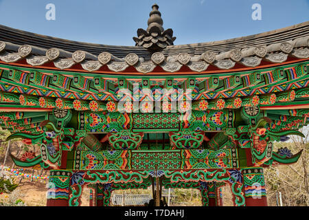 Detail der Bell pavilion Hanok Stil des Baekunsa Tempel oder 'Tempel der Weißen Wolke' auf Yeonjondo Insel, Incheon, Südkorea Stockfoto