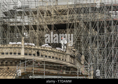 PARIS, Frankreich - 19 April 2019 die Kathedrale Notre Dame, ein Mann, der Holz aus dem Dach verkohlten entfernt. Die Reste des geschmolzenen Gerüst hinter ihm Wi ist Stockfoto